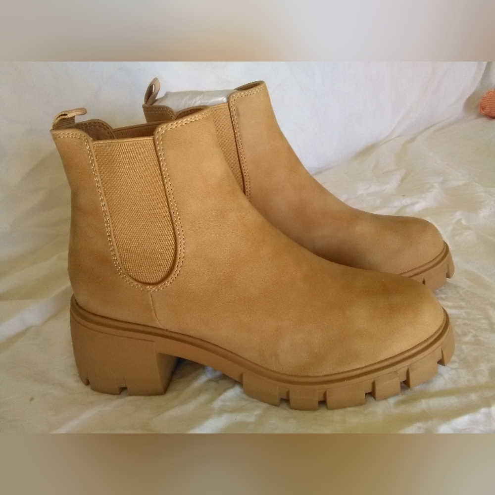 NWOT Tan Chelsea Boots BY COZZY GIRL SZ. 8.5 CHUNCKY FASHION HOT & SEXY